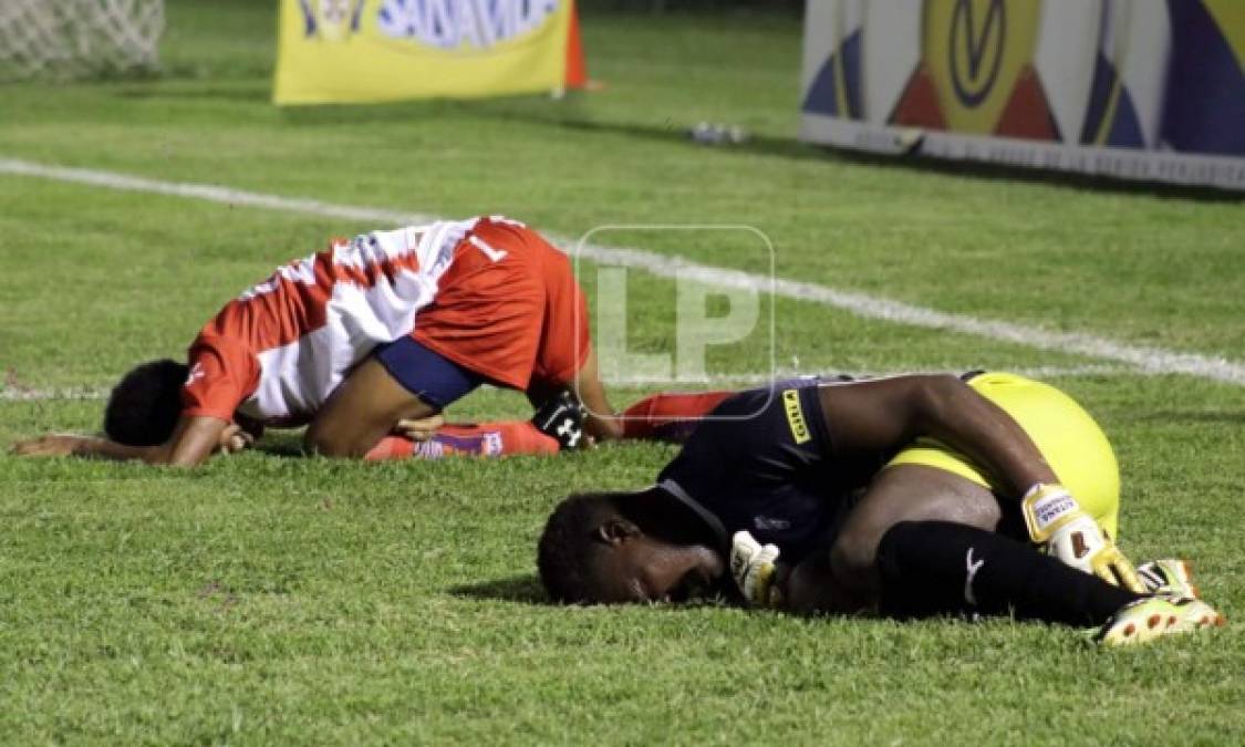 Limber Pérez y José García terminaron tendidos en el suelo tras el encontronazo.