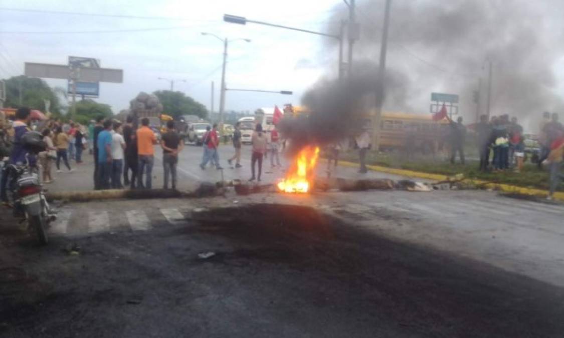 En la calle de acceso a La Lima se produjeron manifestaciones en la mañana del viernes.