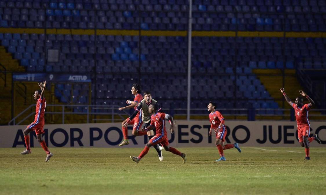Los jugadores panameños festejando el autogol de Honduras en el partido de cuartos de final del Premundial Sub-17.