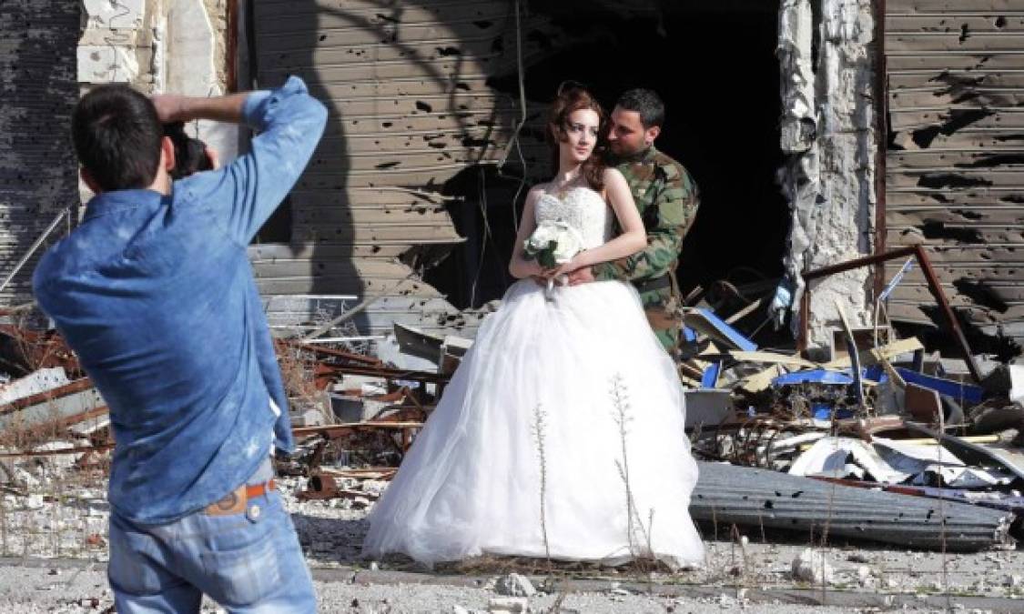 El fotógrafo sirio que realiza la sesión utiliza la destrucción de Homs para mostrar que la vida es más fuerte que la muerte.