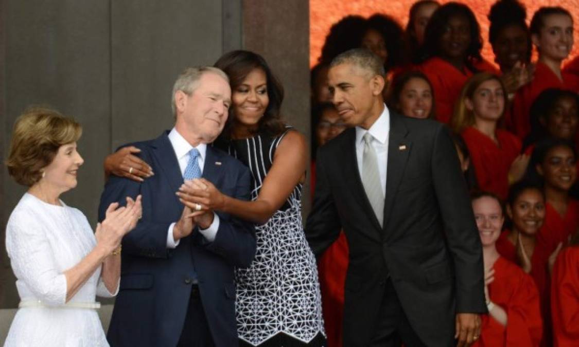 Una imagen de Bush y Michelle compartiendo un abrazo en un evento en Washington se viralizó el año pasado en las redes. El exmandatario afirmó que 'fue una expresión de afecto totalmente genuina'.