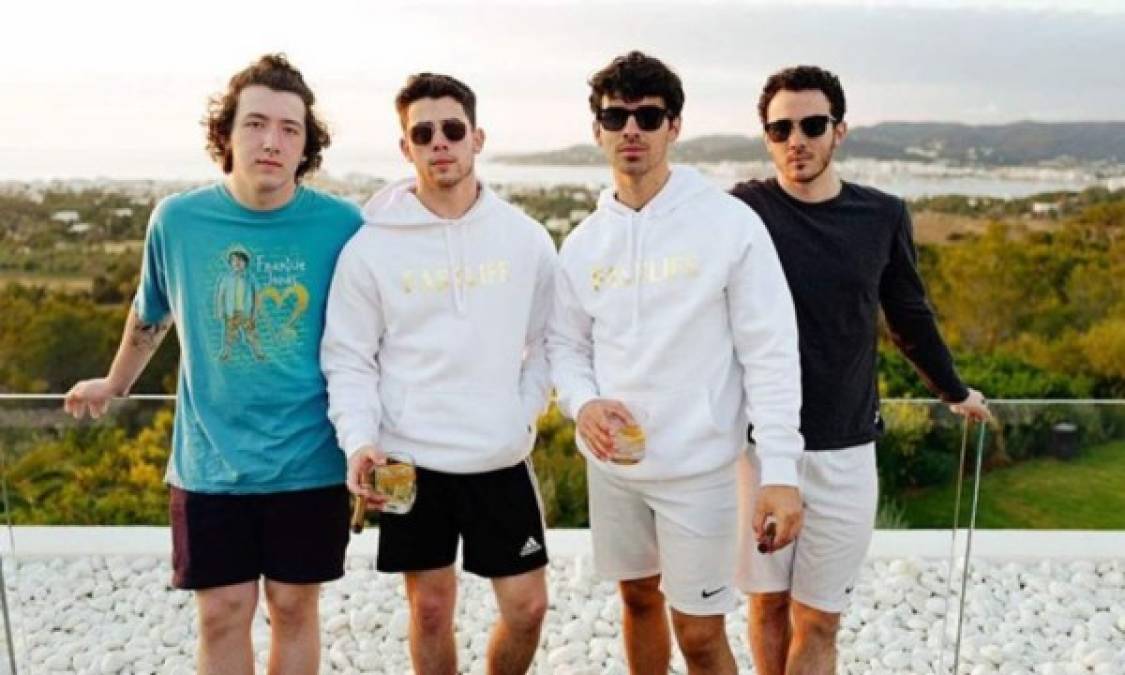 Joe Jonas celebró su despedida de soltero en Ibiza durante el fin de semana del Día de los Caídos. <br/><br/>El cantante estuvo rodeado de sus mejores amigos y claro, sus hermanos: Nick, Kevin y Frankie.