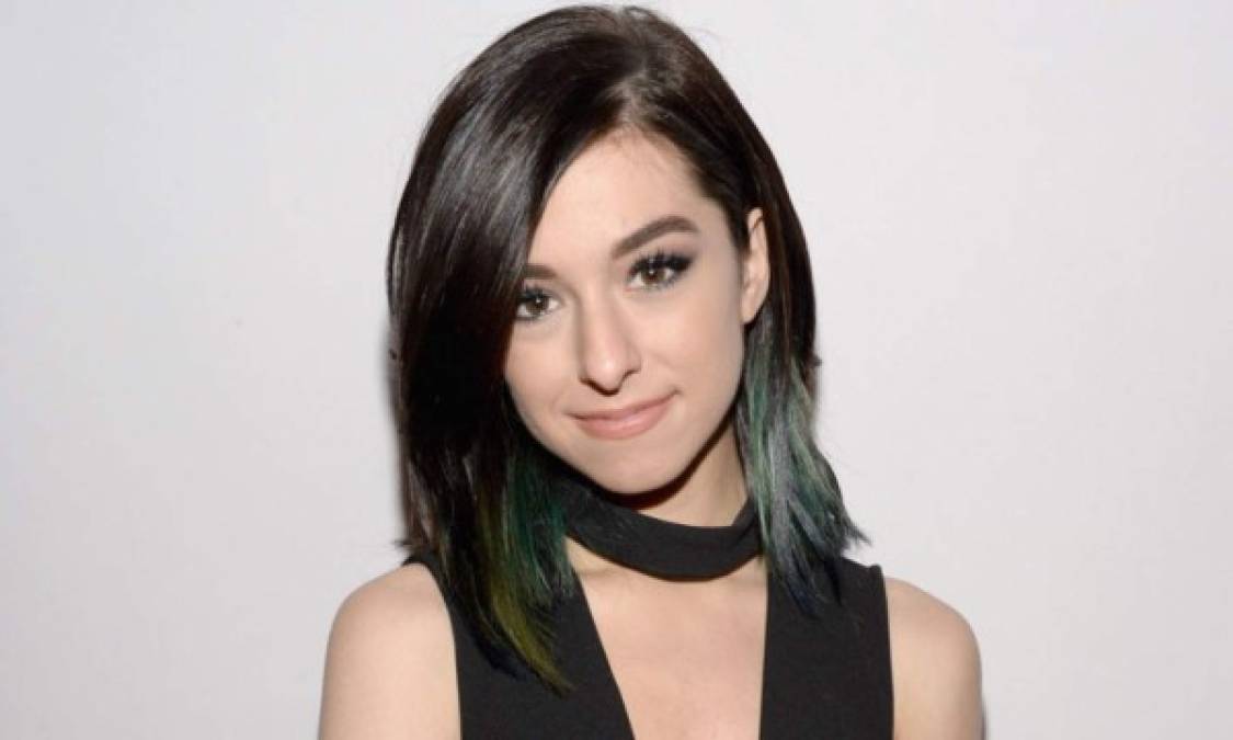 Christina Victoria Grimmie de 17 años al momento de su muerte, fue una cantante y compositora estadounidense conocida por su participación en la sexta temporada de The Voice US. Fue asesinada la noche del 10 de junio de 2016 tras una presentación en Orlando, Florida. El crimen fue cometido por un supuesto fanático obsesionado, quien la ultimó de varios disparos. El hermano de la cantante acudió a la escena del crimen y se enfrentó al hombre, pero el victimario en el forcejeo se disparó en la cabeza y murió al instante. Grimmie murió poco después de haber ingresado al hospital.