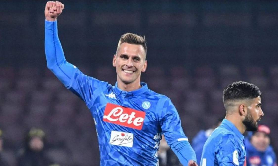 El delantero polaco Arkadiusz Milik es uno de los que más gustan a Diego Simeone para el Atlético de Madrid pero el Napoli sigue poniendo trabas a la operación, no obstante, los colchoneros intentarán hacerse con la contratación de este delantero tan determinante. El equipo rojiblanco debería desprenderse de Diego Costa para poder hacer frente al fichaje de Milik, pero, al menos, cuenta con la voluntad del futbolista del equipo napolitano, que estaría dispuesto a llegar al Wanda Metropolitano.