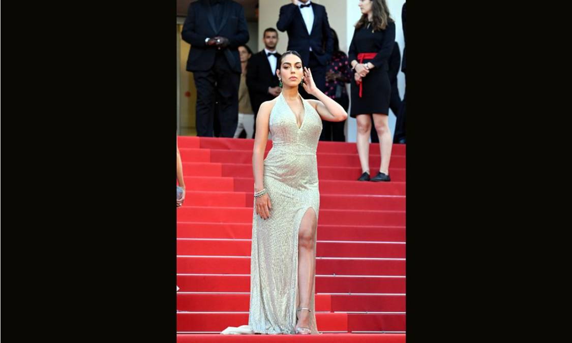 Georgina ha posado en la alfombra roja del Festival de Cannes 2022 enfundada en un vestido de Ali Karoui con brillos plateados con ‘cut out’ en la pierna y escote en la espalda.