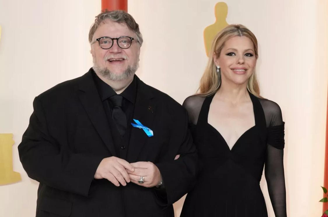 ¿Por qué Guillermo del Toro llevó un moño azul en su traje durante los Oscar?