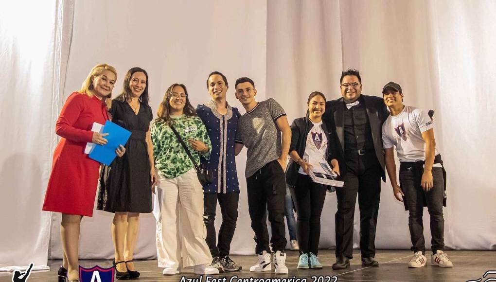 Jurados, organizadores y el host del evento 