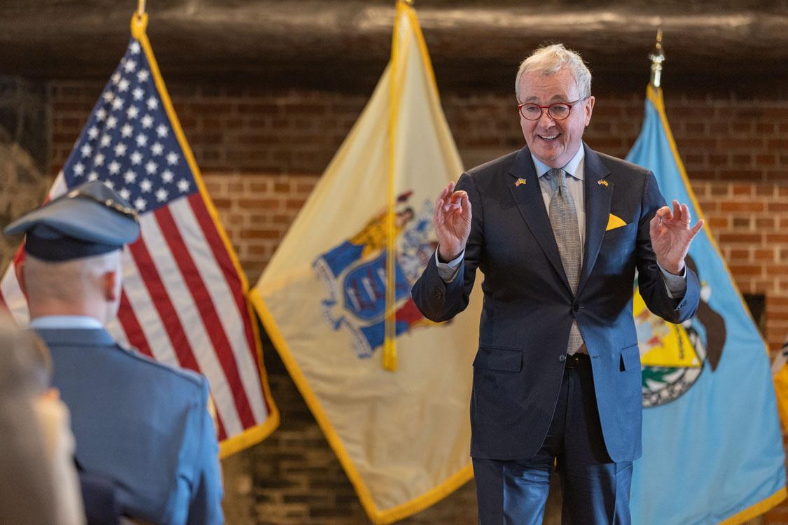 El gobernador de Nueva Jersey confiesa tener una inmigrante escondida en su casa