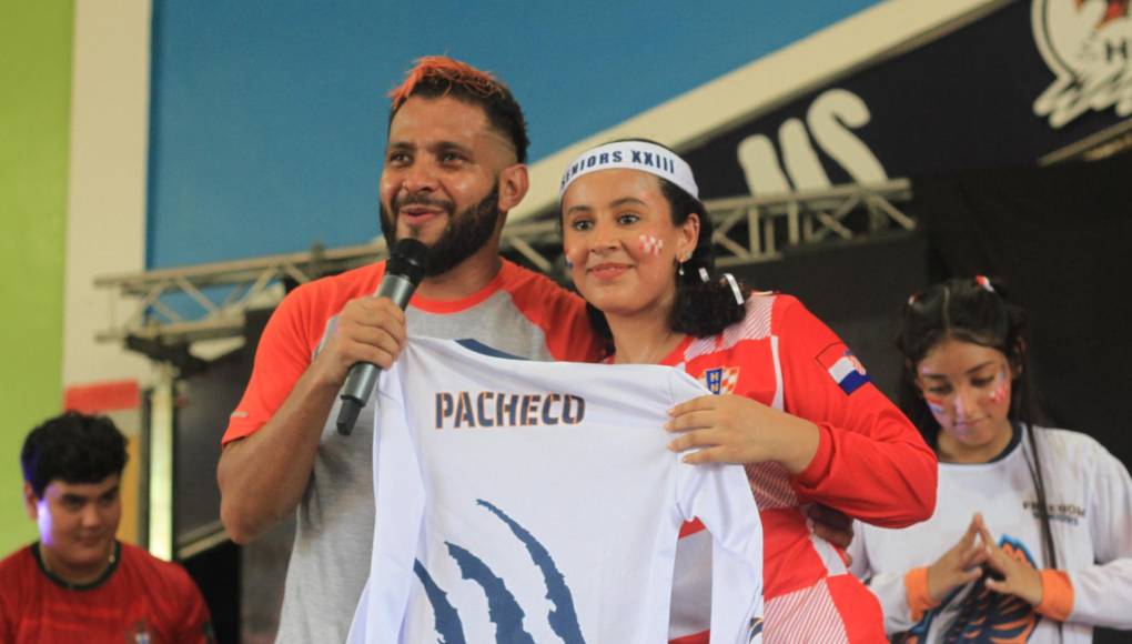 Dj Luna junto a Melany Pacheco al momento de entregarle la camisa oficial de la promoción 2023 de la Escuela Happy Days &amp; Freedom.
