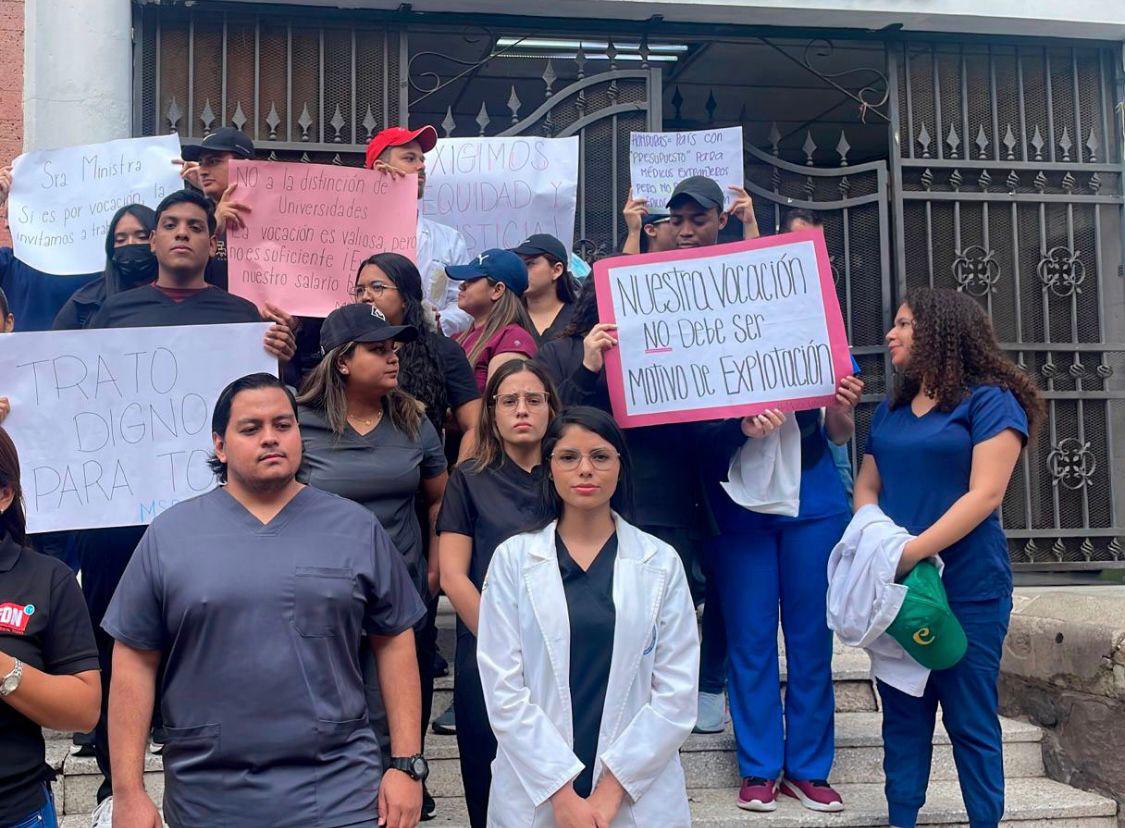 Estudiantes de Medicina de Unicah protestan en la Sesal