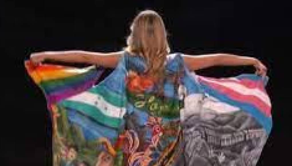 Rebeca Rodríguez, de 21 años de edad, pasó a la historia por ser la primera Miss Honduras en lucir una capa inclusiva donde mostró la bandera LGBTI+ y trans junto con la de Honduras en el certamen Miss Universo 2022 en Nueva Orleans, Estados Unidos. 