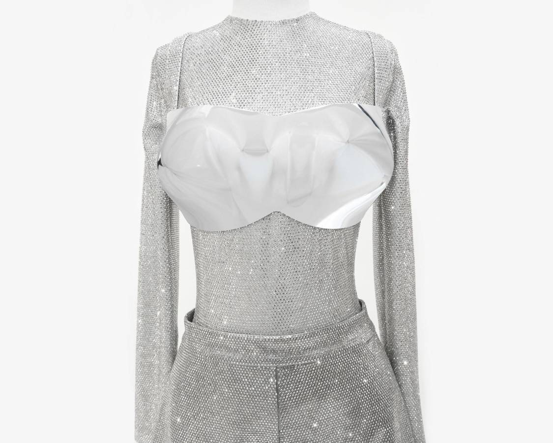 Body de satén técnico, adornado con apliques de cristales de Swarovski plateados.