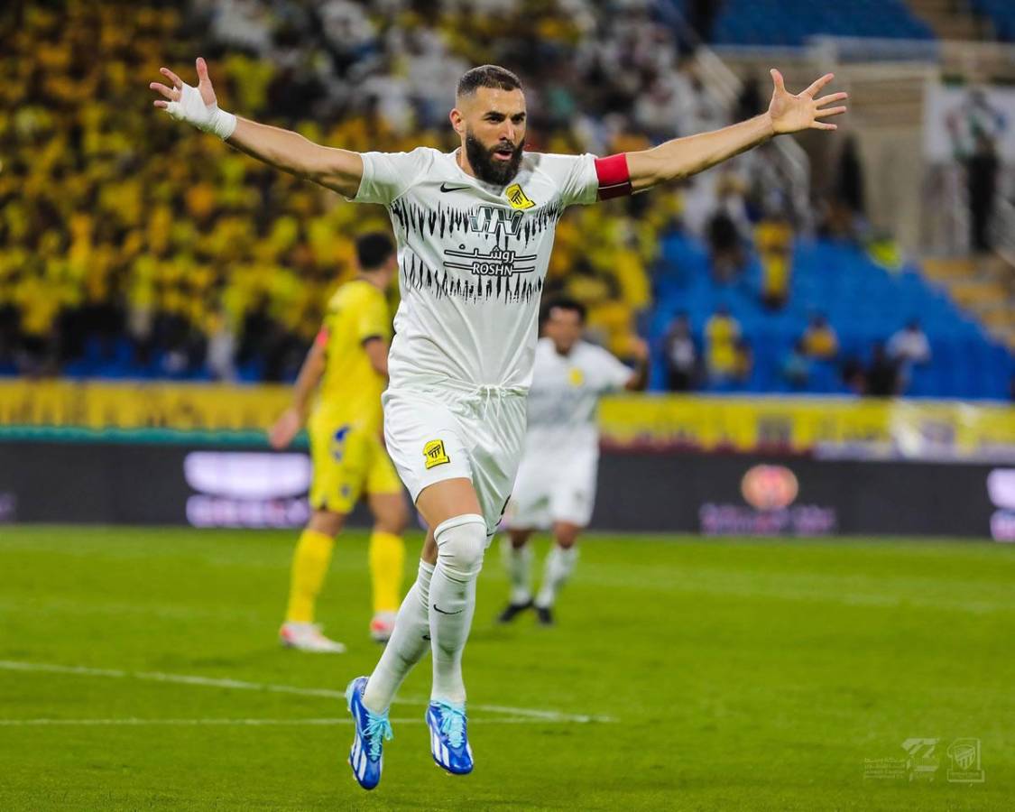 Karim Benzema celebrando su gol contra el Al Taawon.