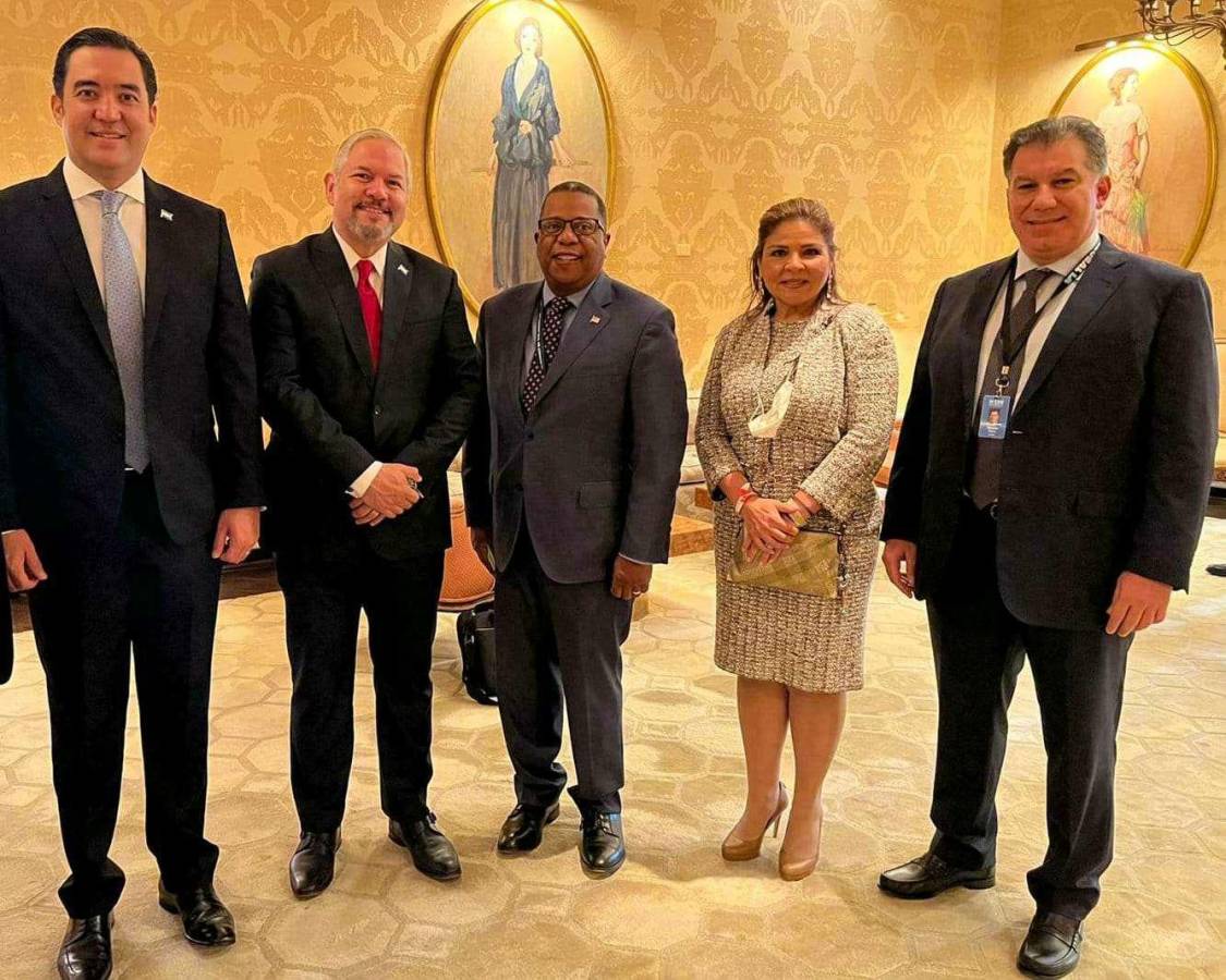 Delegación de Honduras junto a funcionarios de EUA.