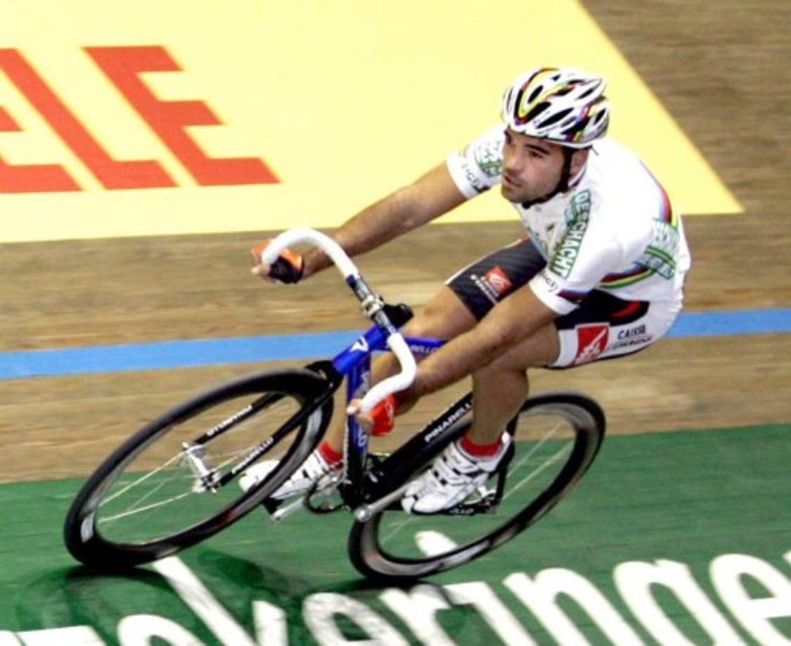 Dimitri De Fauw. Este ciclista belga decidió suicidarse luego de un suceso que le dejó un cargo de conciencia insoportable. Durante una competencia, chocó con el español Isaac Gálvez, quien falleció horas más tarde a causa de las fracturas ocasionadas por la caída. De Fauw entró emocionalmente en la ruina al ver su nombre vinculado constantemente con la muerte de su colega. El belga no pudo superar la muerte del ciclista español y, con 28 años, se suicidó el 6 de noviembre del 2009. Fue encontrado muerto en su casa, sin ningún síntoma evidente de violencia.