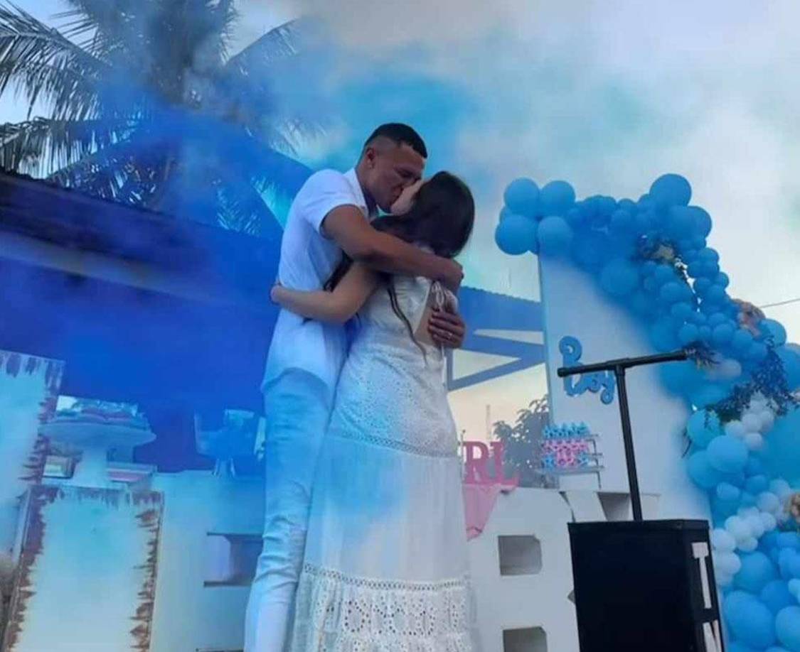 Kervin Arriaga y la sampedrana demostraron su amor en la gender reveal y se conoció la identidad del sexo del bebé. 