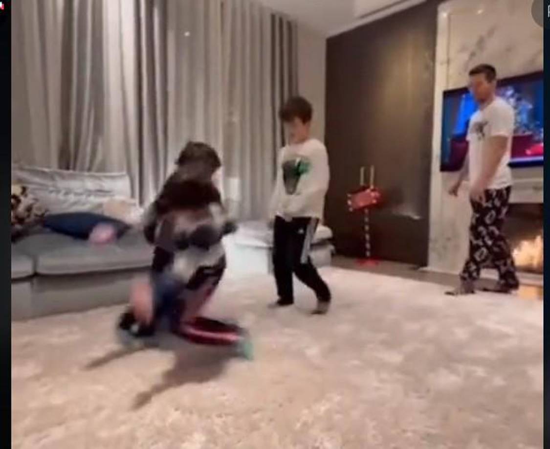 En un video que Antonella subió a las redes sociales se ve a Lionel jugando con los tres y de pronto cuando Ciro tiene la pelota, Mateo se le lanza en una entrada fuertísima.