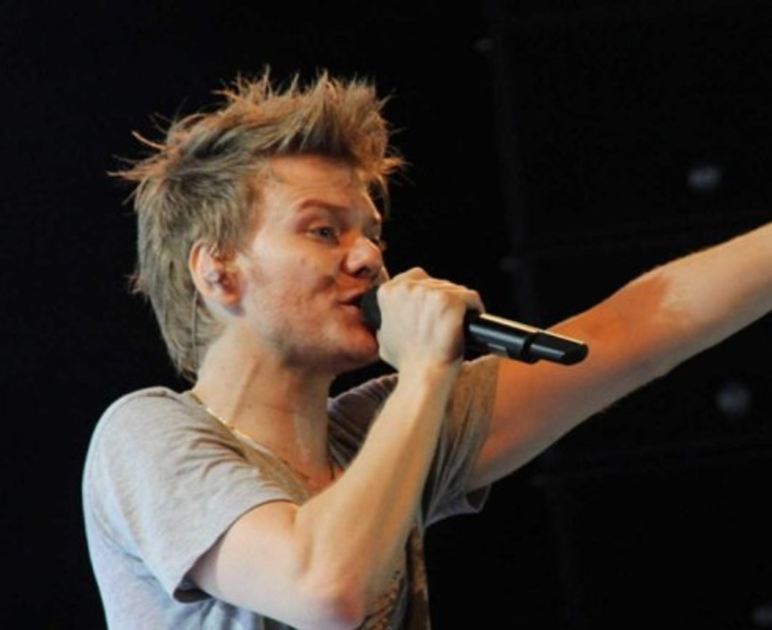 En 2008 lanzó su primer álbum debut en solitario, pero este no fue recibido bien comercialmente.