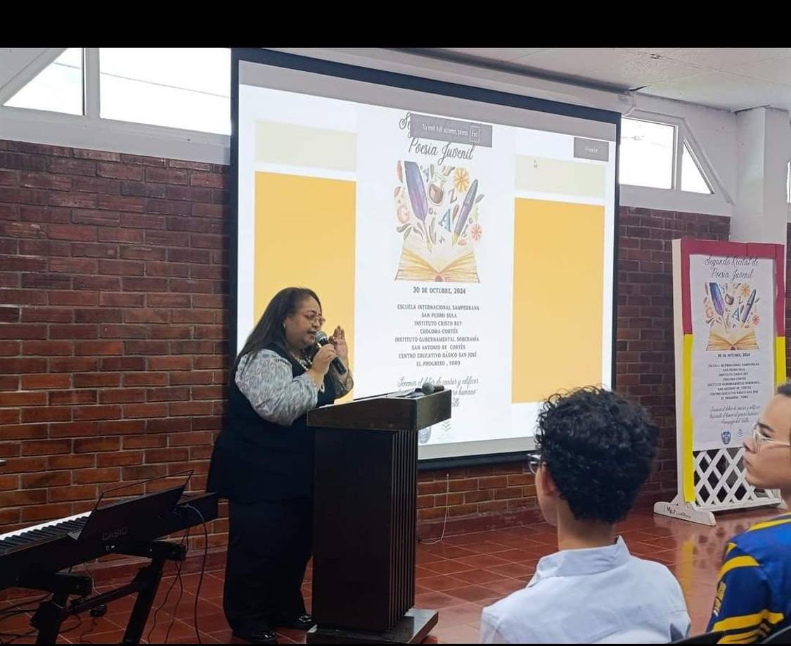 El evento buscó promover la escritura y el amor por la poesía entre los jóvenes, brindándoles una plataforma para expresarse y explorar sus voces literarias. Los asistentes disfrutaron de una gran variedad de géneros y estilos, desde poemas reflexivos hasta narrativas sobre temas actuales, todos escritos por jóvenes autores de diversos grados.