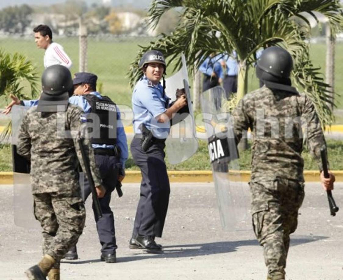 Durante más de media hora y armados con armas de grueso calibre, los hinchas de Real España y Olimpia, sin importar que hubiesen niños o familiares, comenzaron la batalla campal.