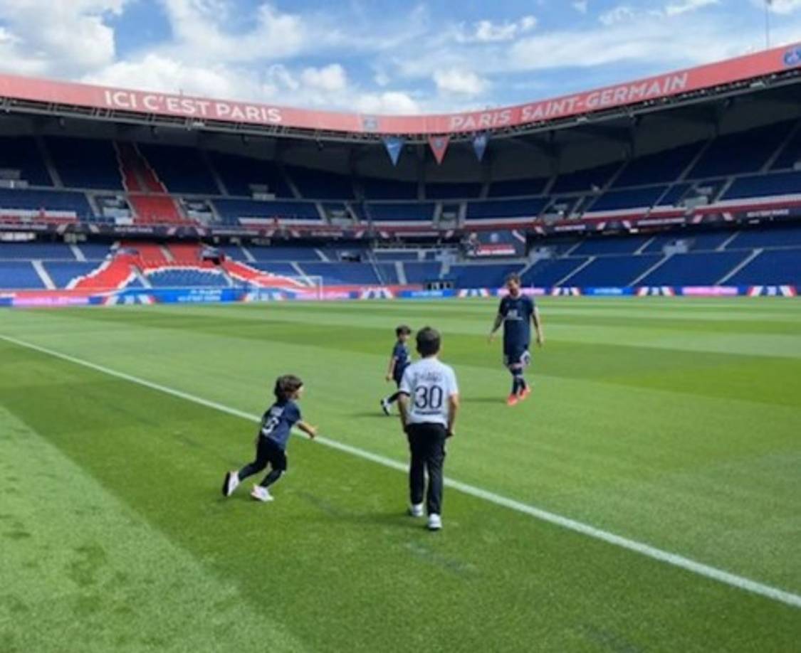 Messi tuvo un bonito 'regalo' con sus hijos. Después de la presentación, el futbolista argentino se puso a jugar con Thiago, Mateo y Ciro en la cancha del Parque de los Príncipes.