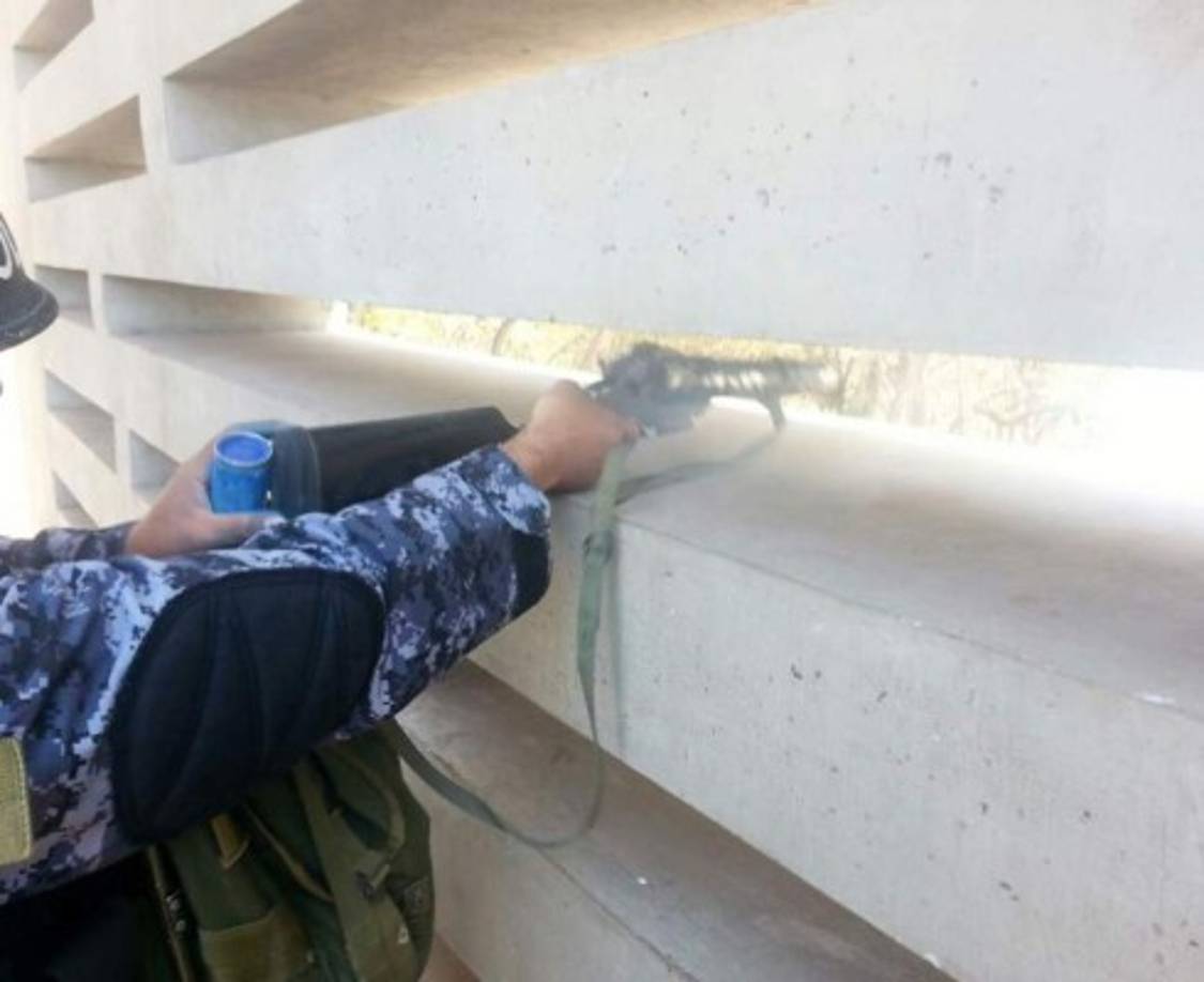 Un grupo de estudiantes que protestaba frente a los accesos de la Universidad Nacional Autónoma de Honduras (UNAH) en Tegucigalpa fueron desalojados por la Policia Nacional.