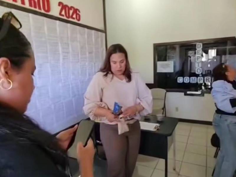 Kristen Sheray Borden pudo ingresar al edificio municipal, el cual estaba tomado por los nacionalistas.