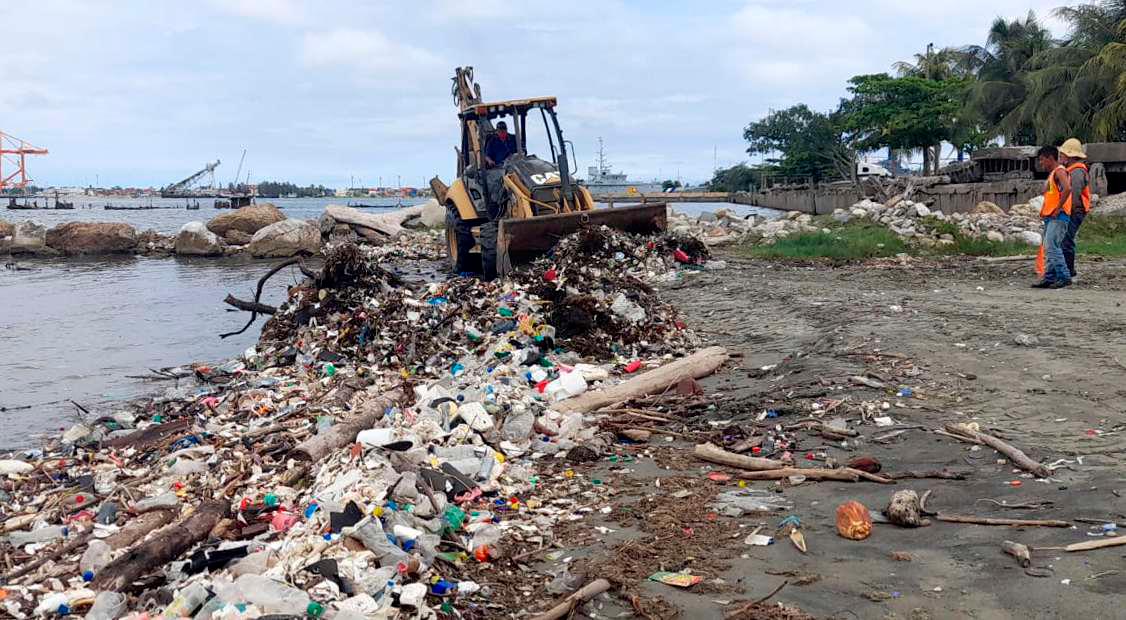 Toneladas de basura de Guatemala siguen llegando a las costas de Honduras