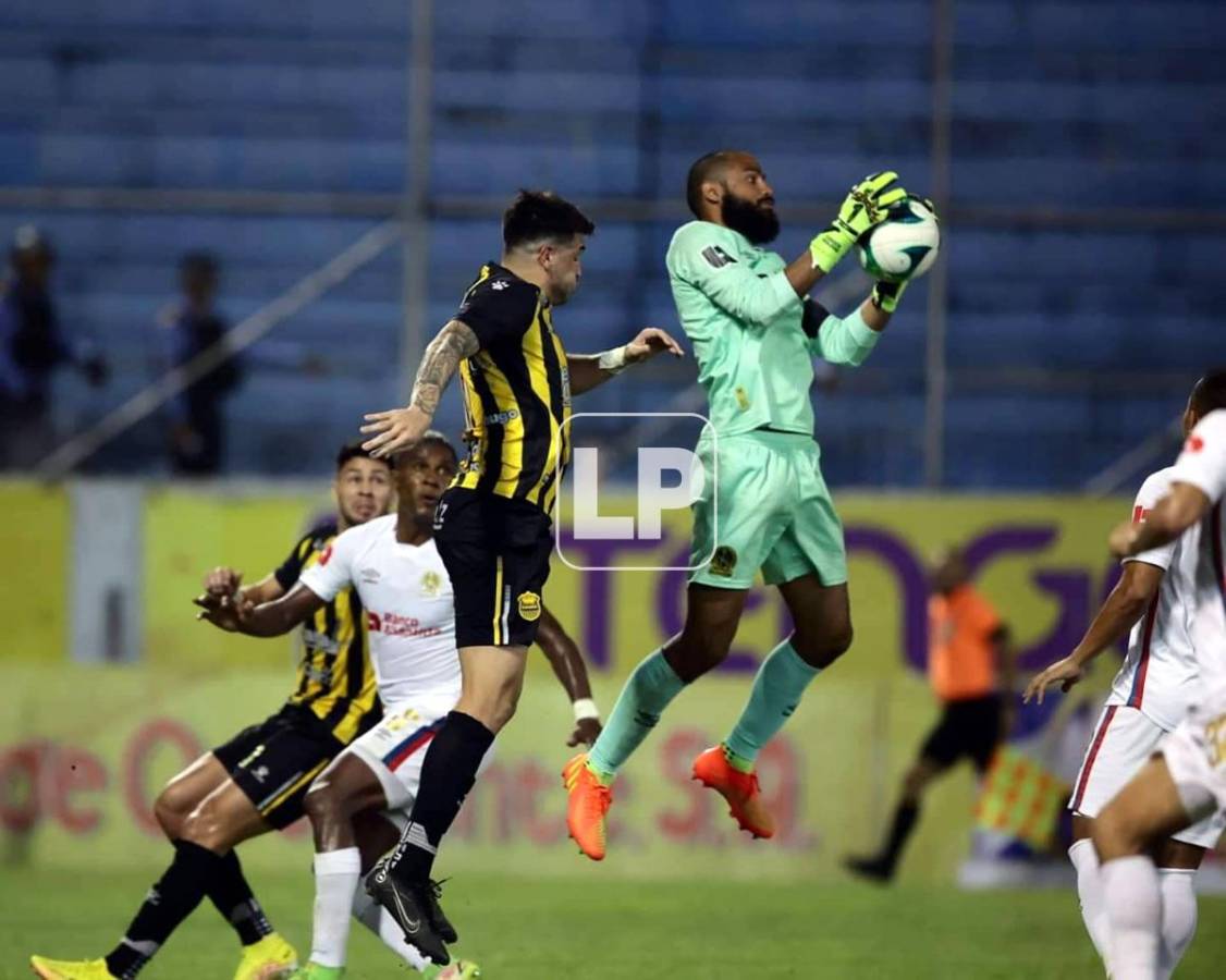 Edrick Menjívar solamente tuvo un error en una salida y por poco terminó en gol de Kevin Álvarez.