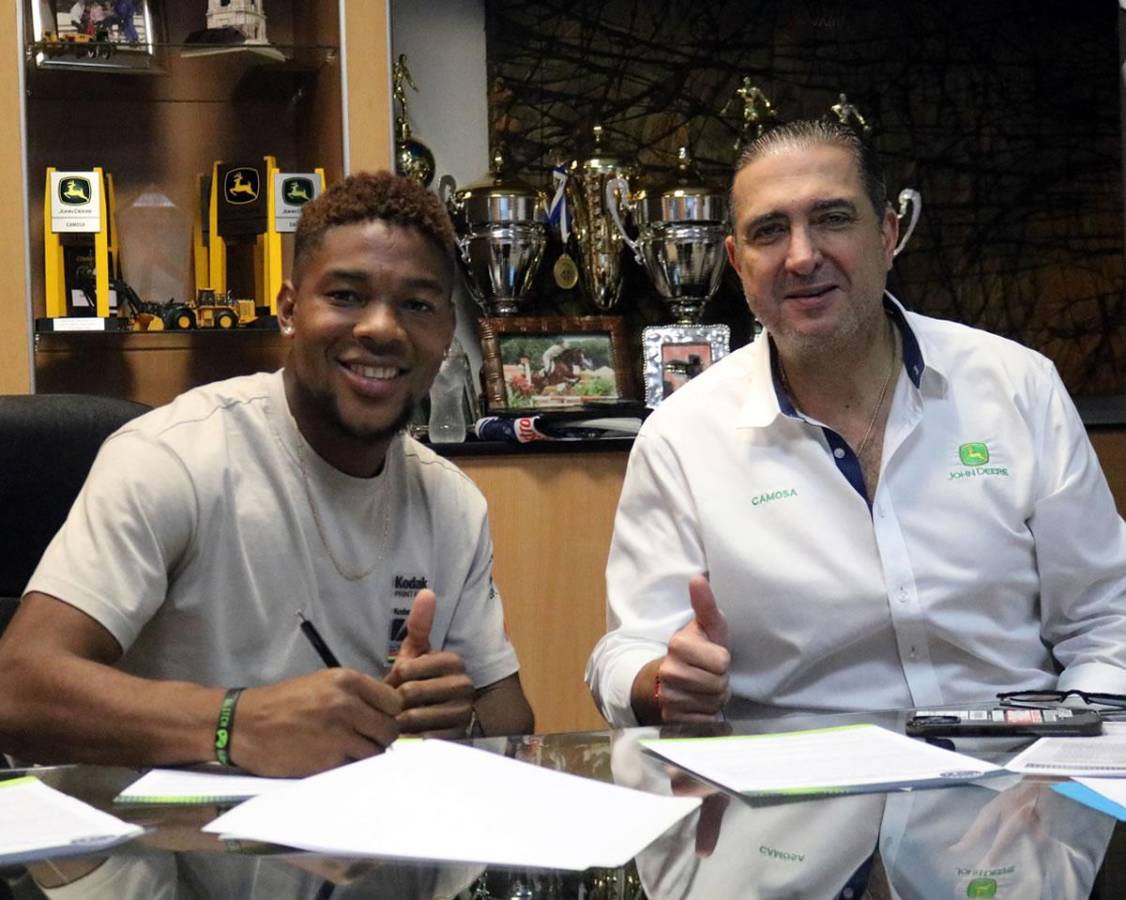 Yeison Mejía firmó su contrato con Motagua acompañado por el presidente del Ciclón Azul, Pedro Atala.