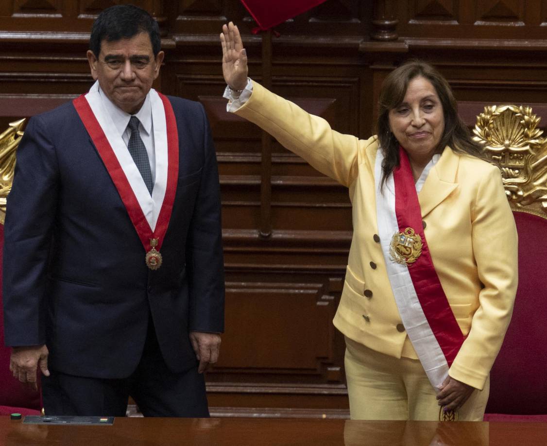 Mientras Boluarte se convertía en la gobernante número 131 en los 201 años de vida republicana del país y en la primera mujer de la historia en vestir la banda presidencial peruana, Castillo era arrestado y posteriormente llevado a la misma prisión donde el expresidente Alberto Fujimori (1990-2000) cumple una condena de 25 años de cárcel. 
