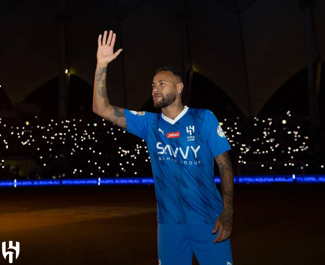 “Vamos a disfrutar, vamos a ser felices y voy a hacer todo lo posible por este club”, aseguró en el césped, mientras el periodista traducía al árabe y la masa seguidamente vitoreaba al brasileño.