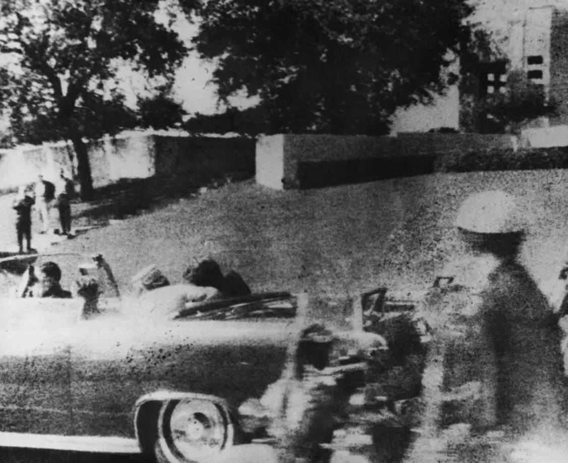 JOHN F. KENNEDY: El atentado más impactante de la era contemporánea tuvo lugar dos décadas más atrás, un 22 de noviembre de 1963, en este caso en Dallas, cuando el presidente John Fitzerald Kennedy iba en una limusina descapotable saludando al público y fue disparado mortalmente desde un apartamento cercano por Lee Harvey Oswald. 