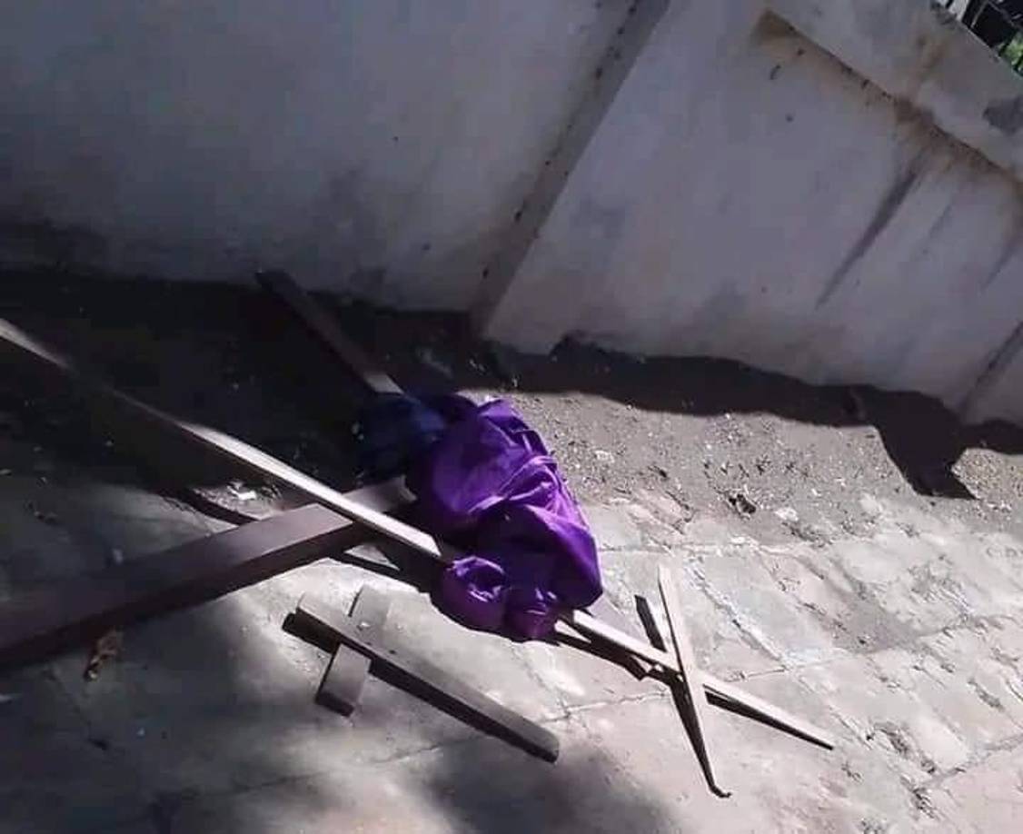 Los “cirineos” dejaron las cruces que llevaban para la procesión en su intento de escapar de la policía.