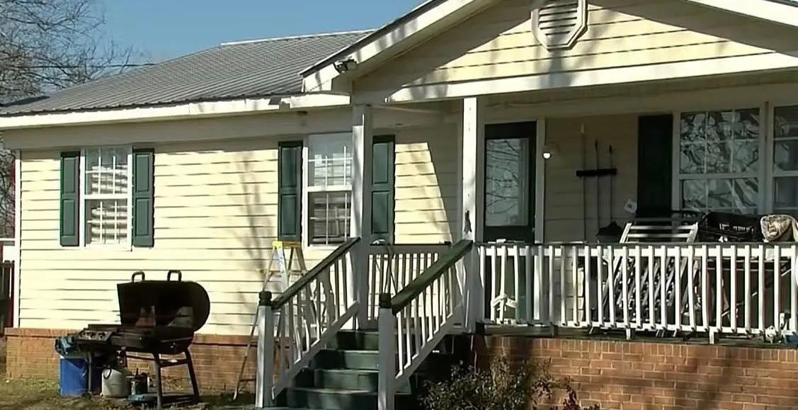 Hallan cuerpos enterrados de familia guatemalteca en Alabama