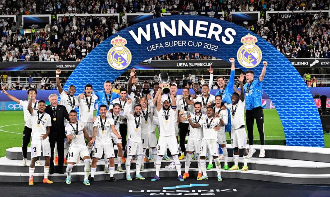 La fiesta del Real Madrid con el trofeo de la Supercopa de Europa.