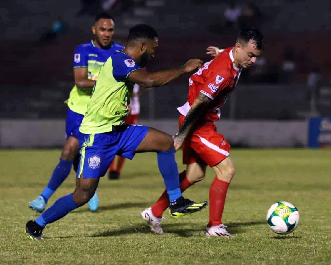 Reinieri Mayorquín marcando a Brian Visser del Vida.