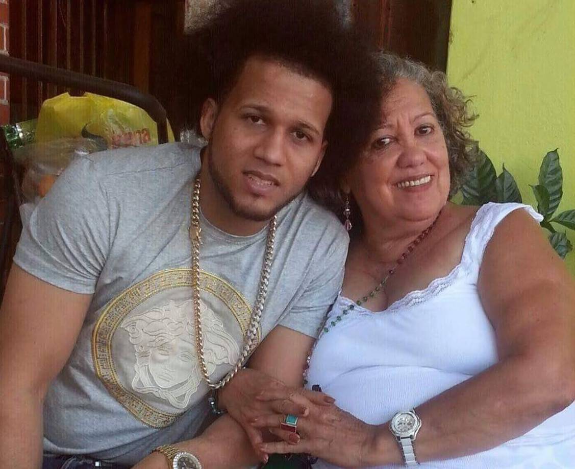 El dominicano escribió una descripción a la fotografía que provocó tristeza entre sus seguidores. “Sé que la vida continúa, pero mis sentimientos no pasan por desapercibidos. Mi abuela me enseñó a amar a Dios sobre todas las cosas”, empezó diciendo el cantante. 