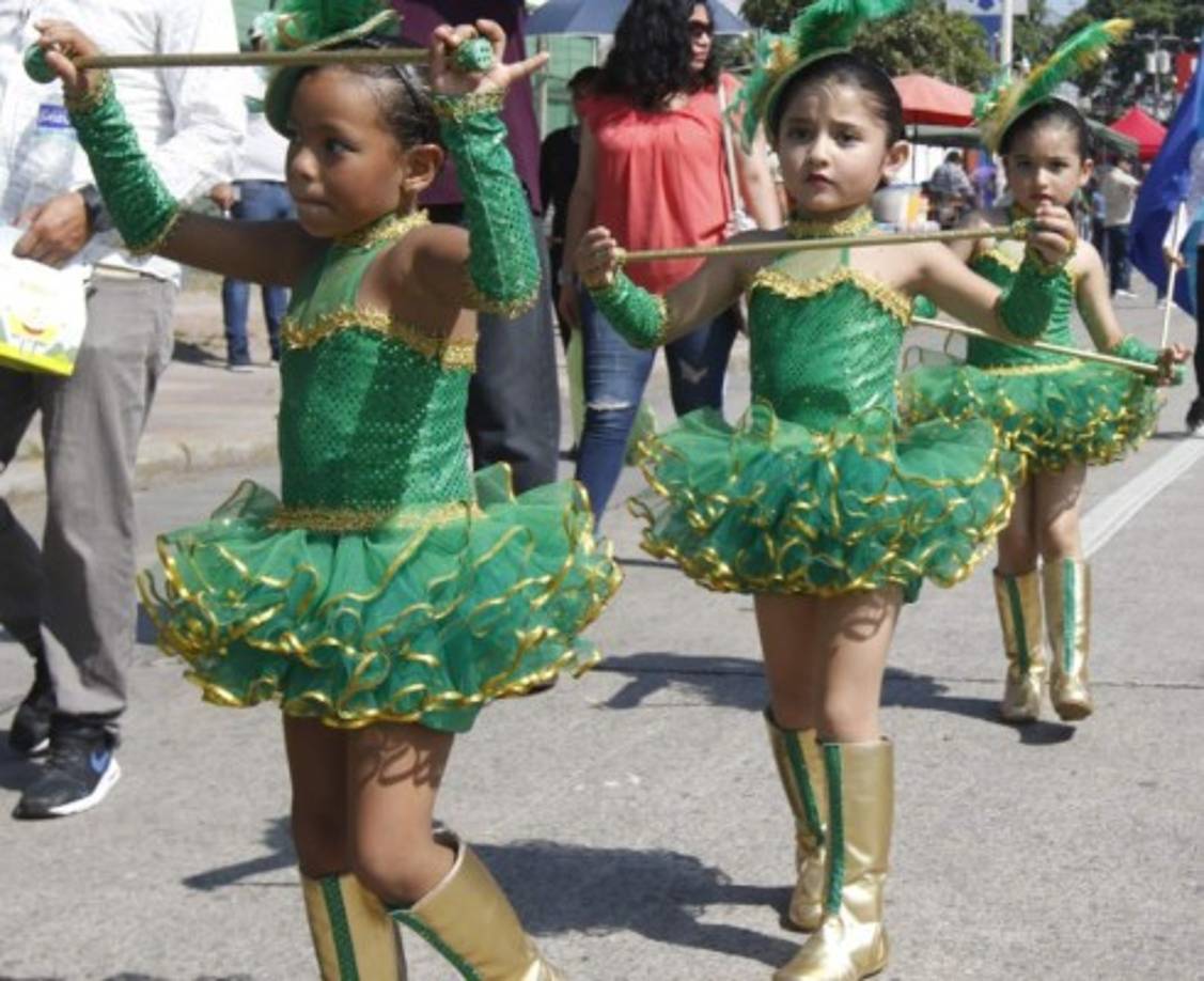 Brillantes trajes y coordinados pasos distinguieron a la palillonas de prebásica.