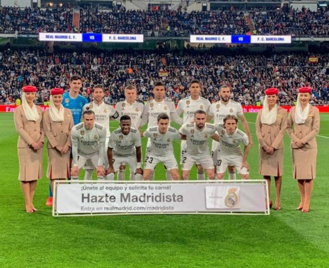 Este fue el 11 titular del Real Madrid que mandó a la cancha Solari. Cuatro aeromozas se tomaron la foto con el equipo antes del inicio del juego