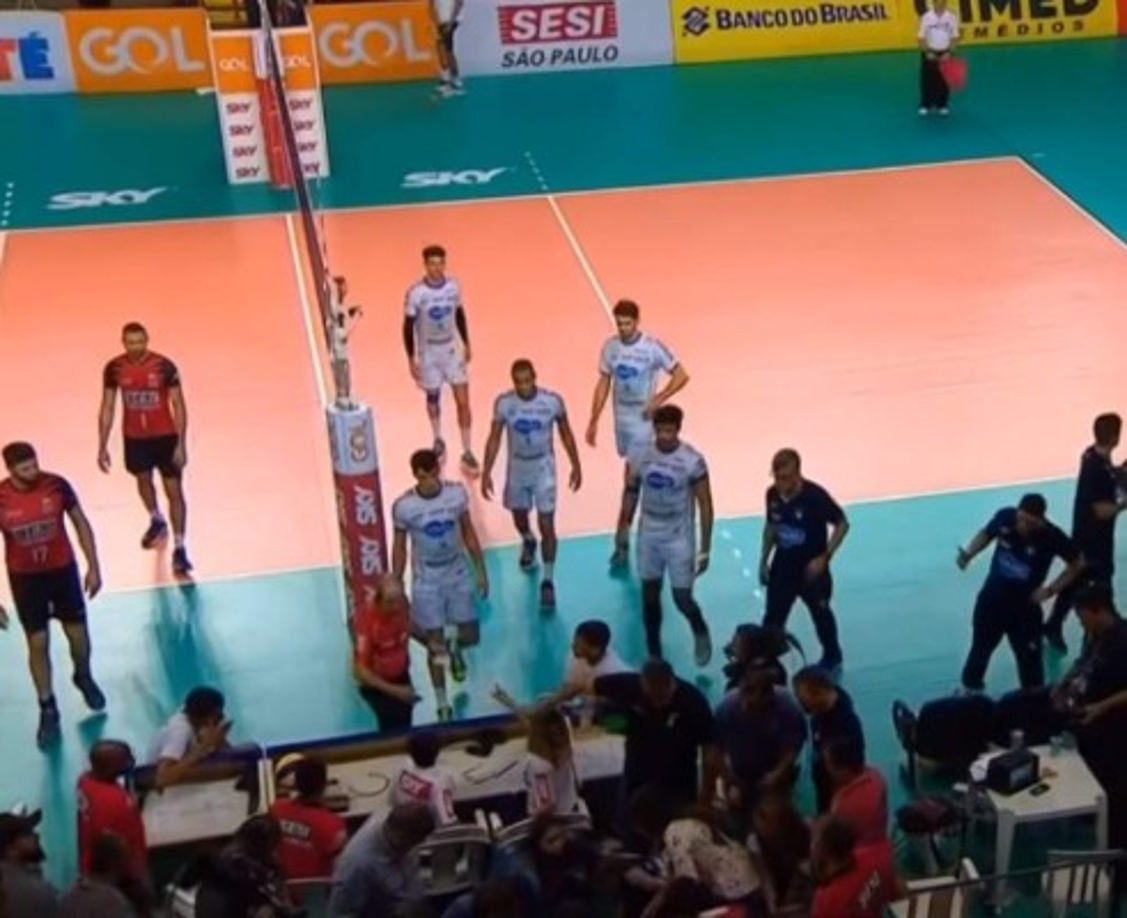 Los jugadores detuvieron el partido y salieron atender a la jugadora.