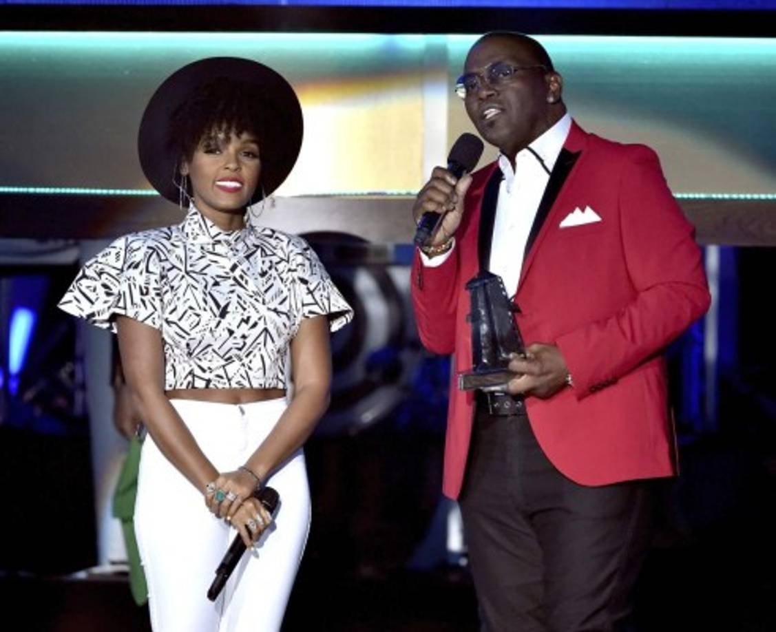 Janelle Monae acepta como la mejor canción por el tema de la película 'Río 2' 'What is Love?' de Randy Jackson.