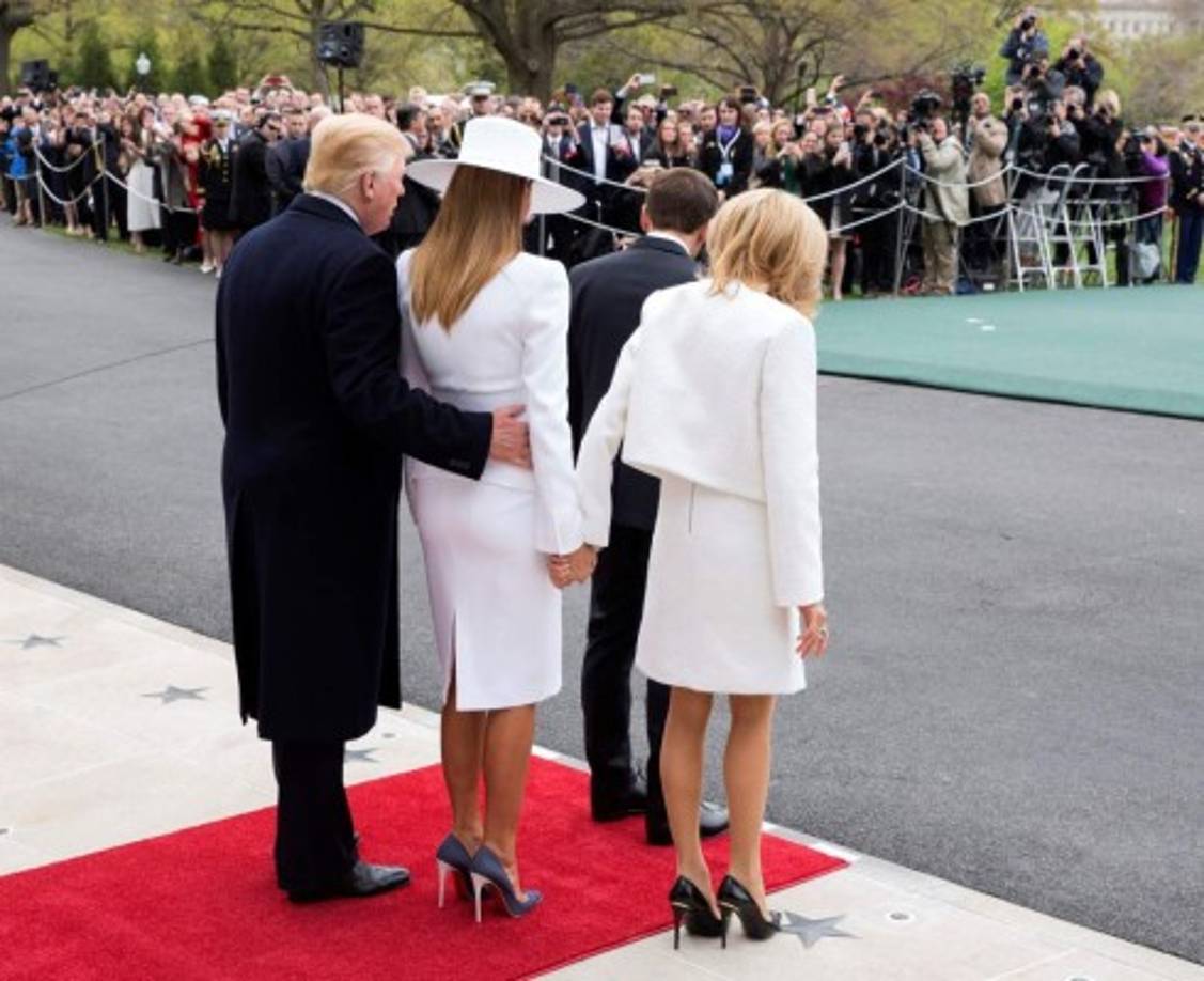 CK_A1632. WASHINGTON (ESTADOS UNIDOS), 24/04/2018.- De izq. a dcha.: el presidente estadounidense, Donald Trump, la primera dama, Melania Trump, el presidente francés, Emmanuel Macron, y su esposa, Brigitte Macron, durante una ceremonia de bienvenida en la Casa Blanca, en Washington DC, Estados Unidos, hoy, 24 de abril de 2018. Macron realiza una visita de Estado al país marcada por Irán y el comercio. EFE/ Chris Kleponis POOL