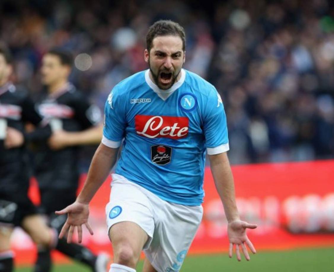 Gonzalo Higuaín se mantiene primero en la lucha, tras marcar de penal en la última jornada ante el Carpi. El delantero del Napoli tiene 24 goles en 24 partidos y suma 48 puntos.