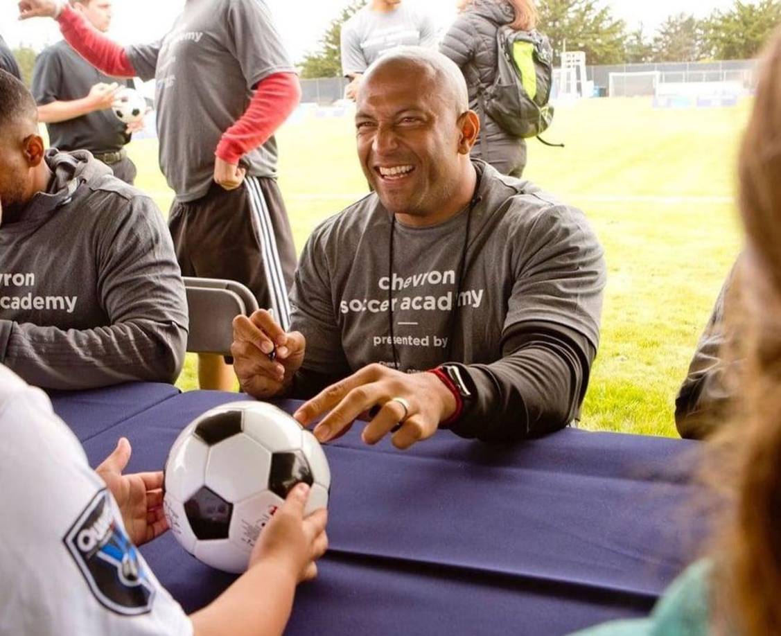 Víctor Bernárdez también tiene su escuela de formación en Estados Unidos.