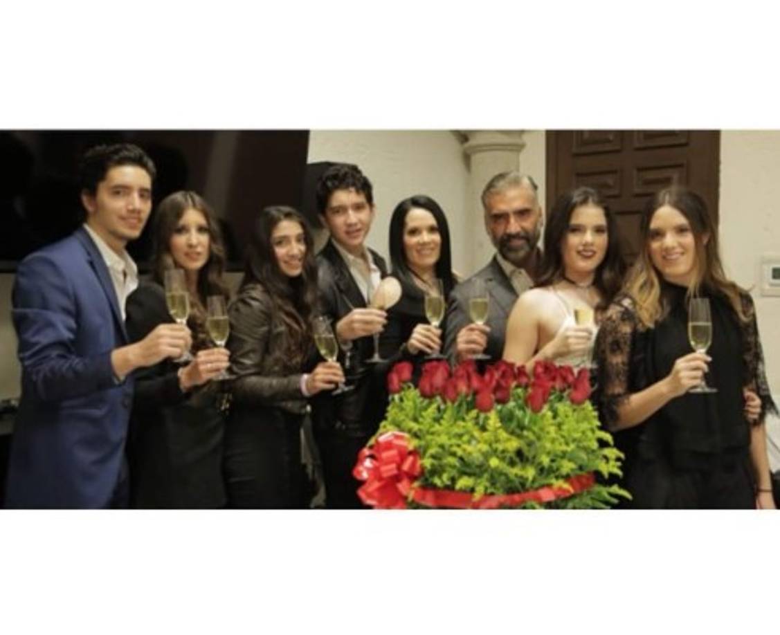 Alejandro Fernández junto a sus hijos.