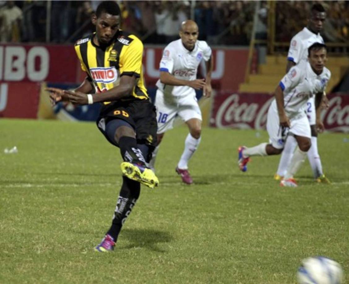 Bryan Róchez cobrando el penal.