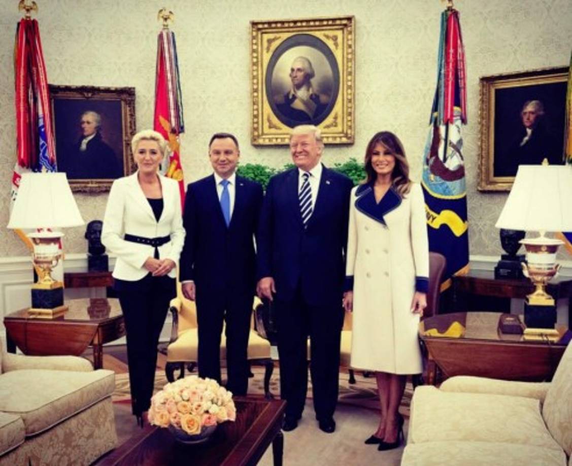 El abrigo, estilo marinero, pertenece a la colección Pre-Fall 2018 de la marca italiana, está valorado en 4,000 dólares.