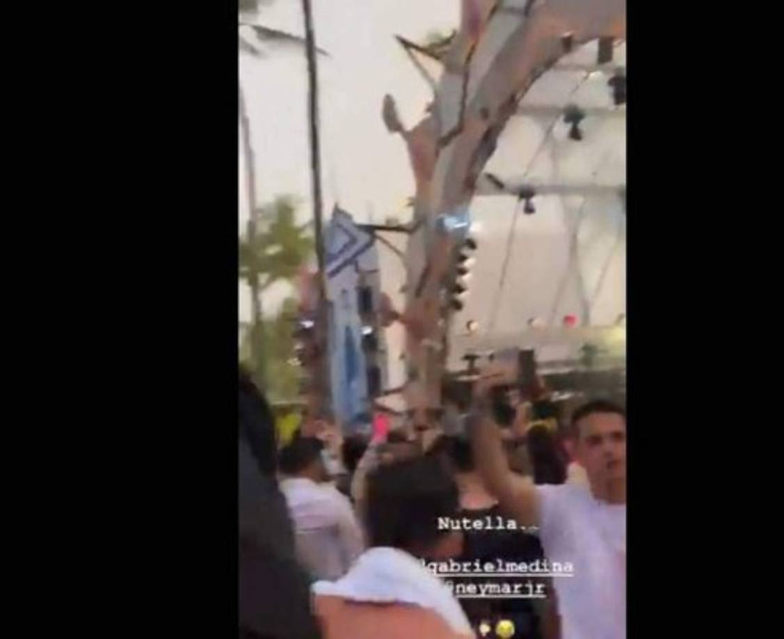 Durante la fiesta en la playa, en tanto, Neymar y sus amigos la disfrutaron desde una torre.
