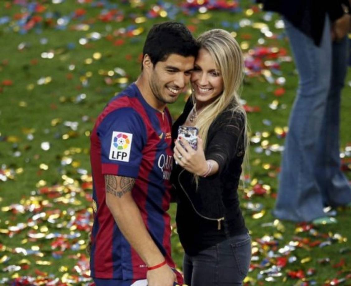 El delantero uruguayo Luis Suárez y su esposa Sofia Balbi encabezan la lista de invitados de la boda de Messi y Antonella.